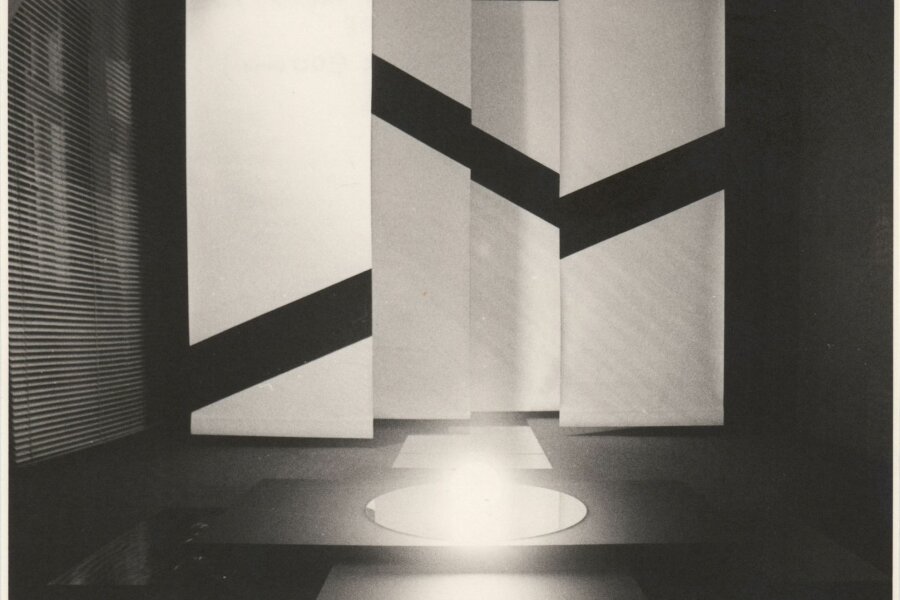 Stanislav Zippe, Místo pro meditaci, 1988, environment, umělá hmota, papír, pulzující výbojkové světlo, 390 x 400 x 900 cm